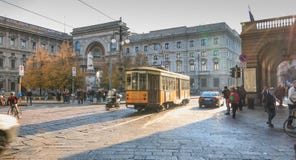 Typische elektrische tram die voor het stadhuis van Milaan rolt royalty-vrije stock foto's Typische elektrische tram die voor het stadhuis van Milaan rolt royalty-vrije stock foto's