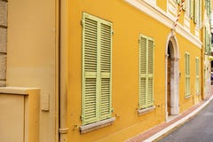 Typische hoofdstraat in oude stad in Monaco in een zonnige dag royalty-vrije stock afbeeldingen Typische hoofdstraat in oude stad in Monaco in een zonnige dag royalty-vrije stock afbeeldingen