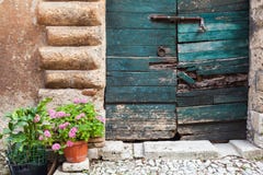 Typische Italiaanse deur, Lazio, Italië royalty-vrije stock fotografie Typische Italiaanse deur, Lazio, Italië royalty-vrije stock fotografie