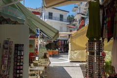 Typische straat in stad van Parga, Epirus, Griekenland royalty-vrije stock foto Typische straat in stad van Parga, Epirus, Griekenland royalty-vrije stock foto
