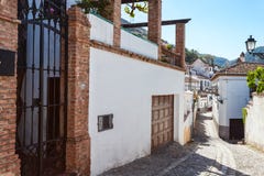 Typische Straße des Albaicin, Granada, Spanien lizenzfreies stockbild Typische Straße des Albaicin, Granada, Spanien lizenzfreies stockbild