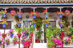 Typische Terrasse (Balkon) verzierte die rosa und roten Blumen, Spanien lizenzfreie stockbilder Typische Terrasse (Balkon) verzierte die rosa und roten Blumen, Spanien lizenzfreie stockbilder