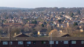 Typische Wohnsiedlung in Großbritannien mit blauem Himmel stockfoto Typische Wohnsiedlung in Großbritannien mit blauem Himmel stockfoto