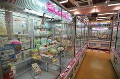 Typischer japanischer Toy Crane Vending Machine-Speicher in Tokyo stockbilder Typischer japanischer Toy Crane Vending Machine-Speicher in Tokyo stockbilder