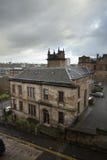 Typisk engelskt inhysa kvarter under molnig himmel i Glasgow, Skottland arkivbilder Typisk engelskt inhysa kvarter under molnig himmel i Glasgow, Skottland arkivbilder