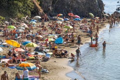 Typisk ligurian strand i sommartid, i Levanto, LaSpezia landskap nära 5 Terre, Italien royaltyfri bild Typisk ligurian strand i sommartid, i Levanto, LaSpezia landskap nära 5 Terre, Italien royaltyfri bild