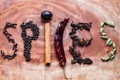 Typiska ingredienser f?r pepparkorn f?r en garammasalasvart, muskotblomma, kanel, kryddnejlikor, torkad r?d chili och gr?n kardem royaltyfri foto Typiska ingredienser f?r pepparkorn f?r en garammasalasvart, muskotblomma, kanel, kryddnejlikor, torkad r?d chili och gr?n kardem royaltyfri foto