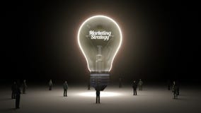 Typo 'маркетинговая стратегия' в электрической лампочке и окруженных бизнесменах, инженерах, версии концепции идеи (включенная ал Typo 'маркетинговая стратегия' в электрической лампочке и окруженных бизнесменах, инженерах, версии концепции идеи (включенная ал