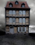 tyskt dystert historiskt hus för afton arkivfoto tyskt dystert historiskt hus för afton arkivfoto