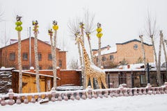 Tyumen, Russland - 6. November 2016: Landschaft mit einer Skulptur von Stockbild Tyumen, Russland - 6. November 2016: Landschaft mit einer Skulptur von Stockbild