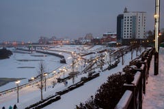 Tyumen, Russland - 5. November 2016: Winternachtlandschaft von Lizenzfreies Stockfoto Tyumen, Russland - 5. November 2016: Winternachtlandschaft von Lizenzfreies Stockfoto