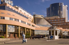 Tyumen Sibirien Ryssland Augusti 1, 2017 Gator av staden med den höga hus och lotten av bilar i sommar lopp arkivbild Tyumen Sibirien Ryssland Augusti 1, 2017 Gator av staden med den höga hus och lotten av bilar i sommar lopp arkivbild