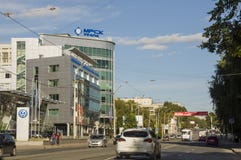 Tyumen Sibirien Ryssland Augusti 1, 2017 Gator av staden med den höga hus och lotten av bilar i sommar lopp royaltyfri foto Tyumen Sibirien Ryssland Augusti 1, 2017 Gator av staden med den höga hus och lotten av bilar i sommar lopp royaltyfri foto