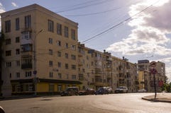Tyumen, Sibérie Russie 1er août 2017 Rues de la ville avec les maisons et le sort élevés de voitures en été déplacement photos stock Tyumen, Sibérie Russie 1er août 2017 Rues de la ville avec les maisons et le sort élevés de voitures en été déplacement photos stock