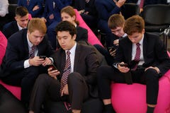 Tyumen, Россия, 10 11 2018 Форум новаторских технологий Ученые, политики и бизнесмены связи Зрачки и стоковые фото Tyumen, Россия, 10 11 2018 Форум новаторских технологий Ученые, политики и бизнесмены связи Зрачки и стоковые фото