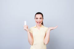 Tão fácil! A menina feliz entusiasmado fez a compra em linha no Internet fotos de stock royalty free Tão fácil! A menina feliz entusiasmado fez a compra em linha no Internet fotos de stock royalty free