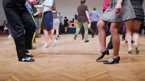 Tänzer führen lindy Hopfentanz am Schwingenfestival durch Tanzenbeine schließen oben stock footage Tänzer führen lindy Hopfentanz am Schwingenfestival durch Tanzenbeine schließen oben stock footage