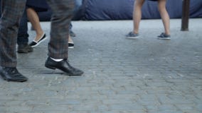 Tänzer ` s Beinnahaufnahme Die Leute, die lindy Hopfen tanzen, tanzen auf die Stadt ` s Quadratpflasterung Mai 2013 in Vilnius Sc stock video footage Tänzer ` s Beinnahaufnahme Die Leute, die lindy Hopfen tanzen, tanzen auf die Stadt ` s Quadratpflasterung Mai 2013 in Vilnius Sc stock video footage