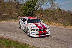 Tävlings- bil Ford Mustang som driver med att röka gummihjul royaltyfri foto Tävlings- bil Ford Mustang som driver med att röka gummihjul royaltyfri foto