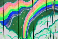 Tęcza graffiti na Drewnianych deseczkach z farby obcieknięciem zdjęcia stock Tęcza graffiti na Drewnianych deseczkach z farby obcieknięciem zdjęcia stock
