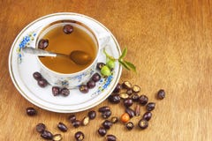 Tè caldo con il limone e freccia rossa nella tavola Trattamento domestico per i freddo e l'influenza fotografia stock Tè caldo con il limone e freccia rossa nella tavola Trattamento domestico per i freddo e l'influenza fotografia stock