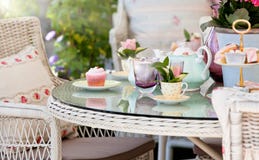 Tè e torte di pomeriggio nel giardino immagini stock Tè e torte di pomeriggio nel giardino immagini stock