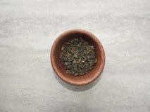 Tè verde in polvere in una ciotola, vista superiore immagine stock libera da diritti Tè verde in polvere in una ciotola, vista superiore immagine stock libera da diritti