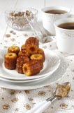 Té-consumición: Canele - postre tradicional de la cocina francesa foto de archivo libre de regalías Té-consumición: Canele - postre tradicional de la cocina francesa foto de archivo libre de regalías