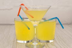 Té helado con hielo, el limón y la menta en un cóctel frío coloreado combinado de la bebida del verano amarillo del fondo Copyspa fotografía de archivo libre de regalías Té helado con hielo, el limón y la menta en un cóctel frío coloreado combinado de la bebida del verano amarillo del fondo Copyspa fotografía de archivo libre de regalías