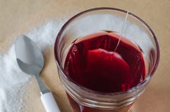 Té y bolsita de té calientes de la baya en vidrio imágenes de archivo libres de regalías Té y bolsita de té calientes de la baya en vidrio imágenes de archivo libres de regalías