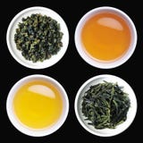 Té y hojas de té asadas en tazas fotografía de archivo libre de regalías Té y hojas de té asadas en tazas fotografía de archivo libre de regalías