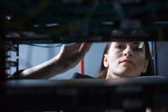 Técnico bonito sério que faz seu trabalho imagem de stock Técnico bonito sério que faz seu trabalho imagem de stock