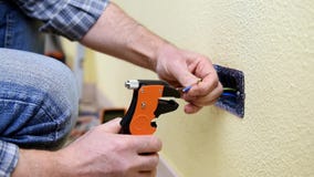 Técnico del electricista en el trabajo sobre un sistema eléctrico residencial Sector de la construcción almacen de video Técnico del electricista en el trabajo sobre un sistema eléctrico residencial Sector de la construcción almacen de video