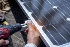 Técnico que instala a célula solar para a energia segura foto de stock Técnico que instala a célula solar para a energia segura foto de stock
