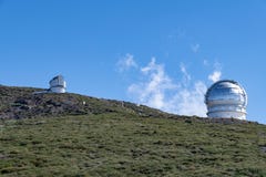 Télescopes d'astronomie sur le flanc de coteau chez Roque de los Muchachos, La Palma, Îles Canaries, Espagne photographie stock Télescopes d'astronomie sur le flanc de coteau chez Roque de los Muchachos, La Palma, Îles Canaries, Espagne photographie stock