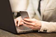 Téléphone et ordinateur portatif d'homme d'affaires images libres de droits Téléphone et ordinateur portatif d'homme d'affaires images libres de droits