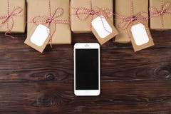 Téléphone intelligent avec des cadeaux de Noël sur la vue supérieure de fond en bois Concept en ligne d'achats de vacances Config photographie stock Téléphone intelligent avec des cadeaux de Noël sur la vue supérieure de fond en bois Concept en ligne d'achats de vacances Config photographie stock