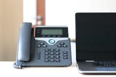 Téléphone noir de voip sur le bureau photo libre de droits Téléphone noir de voip sur le bureau photo libre de droits