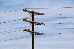 Téléphone Polonais de lignes et de transformateurs d'Electric Power Images libres de droits Téléphone Polonais de lignes et de transformateurs d'Electric Power Images libres de droits