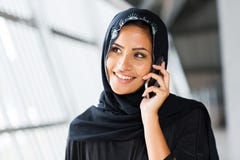 Téléphone portable du Moyen-Orient de femme Photo libre de droits Téléphone portable du Moyen-Orient de femme Photo libre de droits