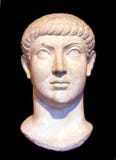 Tête de l'empereur romain Constantius II ou Constans, d'isolement sur le fond noir images libres de droits Tête de l'empereur romain Constantius II ou Constans, d'isolement sur le fond noir images libres de droits