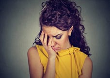 Tête de penchement de femme triste déprimée en main images stock Tête de penchement de femme triste déprimée en main images stock