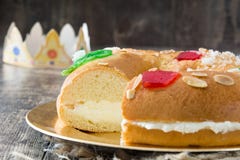 ` Típico de Roscon de Reyes do ` do bolo do esmagamento do espanhol, fotografia de stock ` Típico de Roscon de Reyes do ` do bolo do esmagamento do espanhol, fotografia de stock
