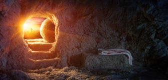 Túmulo vazio com saia e crucificação no nascer do sol Túmulo vazio com saia e crucificação no nascer do sol