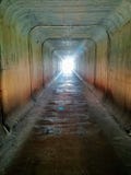 Túnel cuadrado que va debajo de una carretera imagen de archivo libre de regalías Túnel cuadrado que va debajo de una carretera imagen de archivo libre de regalías