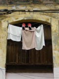 TÜCHER UND ROTE TURNSCHUHE AUF DEM WÄSCHEREI-SEIL, HAVANA, KUBA lizenzfreie stockfotos TÜCHER UND ROTE TURNSCHUHE AUF DEM WÄSCHEREI-SEIL, HAVANA, KUBA lizenzfreie stockfotos