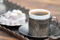 Türkischer Kaffee mit traditionellem Cup und Tellersegment stockbild Türkischer Kaffee mit traditionellem Cup und Tellersegment stockbild