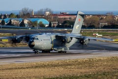 Türkisches Militärtransportflugzeugabfahrt Luftwaffen-Airbusses Militär-A400M Atlas 17-0078 an lizenzfreies stockfoto Türkisches Militärtransportflugzeugabfahrt Luftwaffen-Airbusses Militär-A400M Atlas 17-0078 an lizenzfreies stockfoto