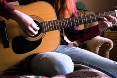 tła dziewczyny gitara odizolowywająca bawić się biały potomstwo Zakończenie obraz royalty free tła dziewczyny gitara odizolowywająca bawić się biały potomstwo Zakończenie obraz royalty free