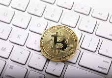 Tło z bitcoin na klawiaturze Cryptocurrency obrazy stock Tło z bitcoin na klawiaturze Cryptocurrency obrazy stock